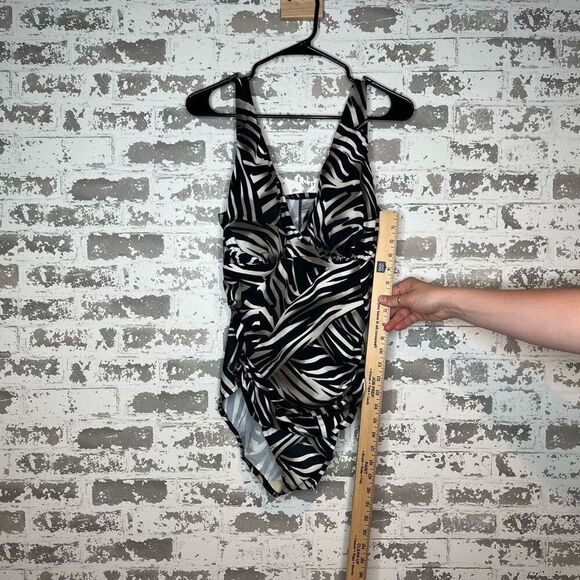 Miracle suit | women one piece black patterned swimsuit - Picture 6 of 11